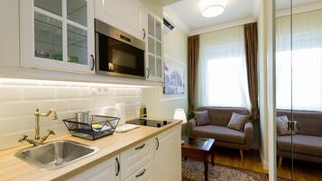 Standard Studio, 1 Queen Bed | Private kitchen | Fridge, microwave, stovetop, coffee/tea maker