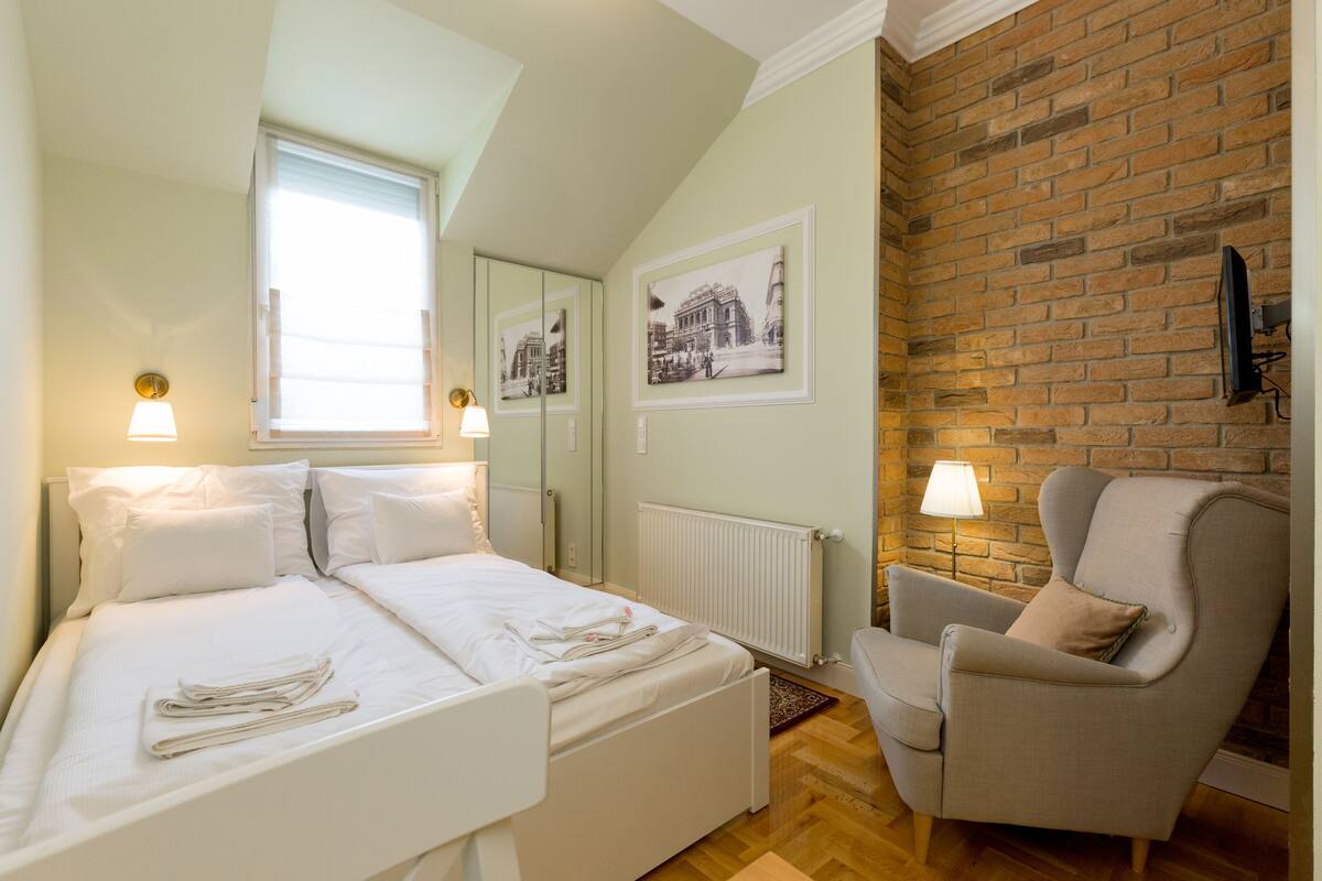 Estudio estándar, 1 cama de matrimonio | Ropa de cama de alta calidad, escritorio, sistema de insonorización