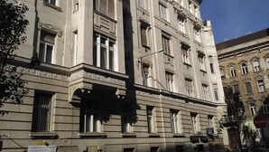 Front of property - Roland Apartments (Budapest)