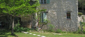 provencal farmhouse of 180 m2 in an oak forest; facing south