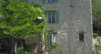 provencal farmhouse of 180 m2 in an oak forest; facing south