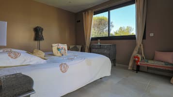 4 bedrooms, iron/ironing board, travel crib, free WiFi