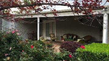 Firemannsrom, eget bad, hageutsikt (Juniper Room) | Eksteriør