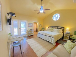 Kamar Quadruple, ensuite, pemandangan kebun (Juniper Room) | Seprai premium, tempat tidur Tempur-Pendic, dan didekorasi berbeda-beda