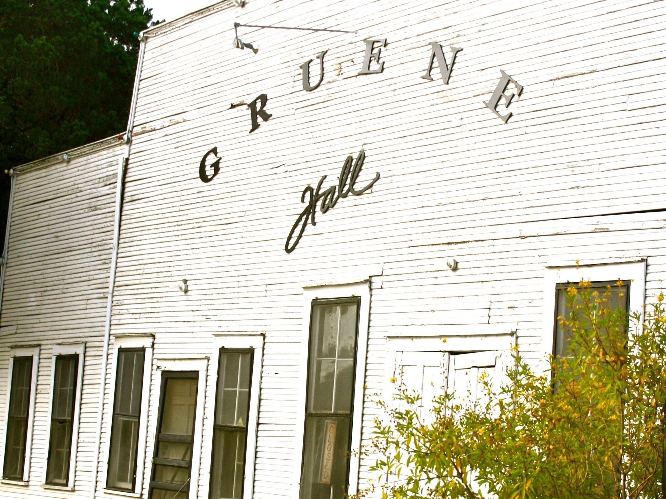 Un edificio blanco con la leyenda 'GRUEN' y 'Hall'.