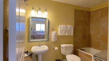 Classic fyrbäddsrum - eget badrum (Cypress Room) | Badrum | Gratis toalettartiklar, hårtork, handdukar och tvål