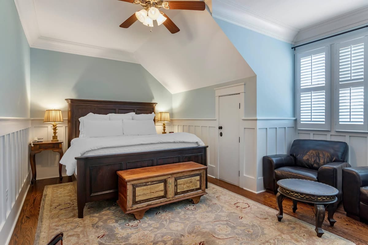 Standard Room, 1 King Bed, Non Smoking | Individually decorated, individually furnished, iron/ironing board