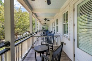 Standard Room, 1 King Bed, Non Smoking (Upgrade) | Individually decorated, individually furnished, iron/ironing board