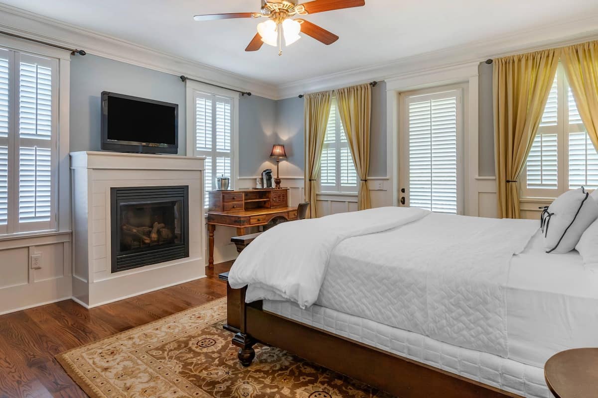 Standard Room, 1 King Bed, Non Smoking (Upgrade) | Individually decorated, individually furnished, iron/ironing board