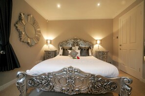 Chambre Standard double (Jean Armour) | Literie de qualité, fer et planche à repasser, accès au Wi-Fi (inclus)