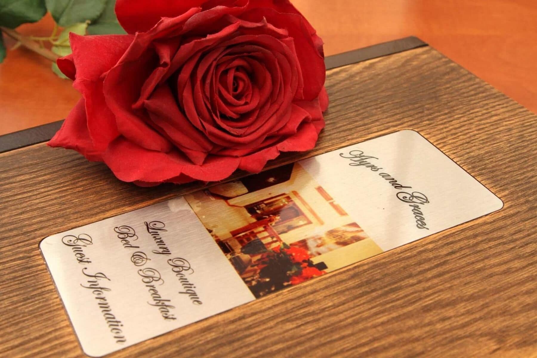Un folleto con el título 'Charming Boutique', con una foto de una habitación y una rosa.