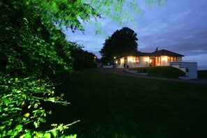 Fassade der Unterkunft – Abend/Nacht