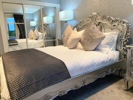 Luxury Double Room (Robert Burns) | Premium bedding, iron/ironing board, free WiFi, bed sheets