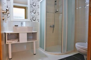 Shower, free toiletries, hair dryer, slippers - Ugur Hotel (Kas)