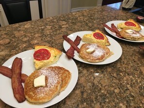 Café da manhã completo grátis todos os dias