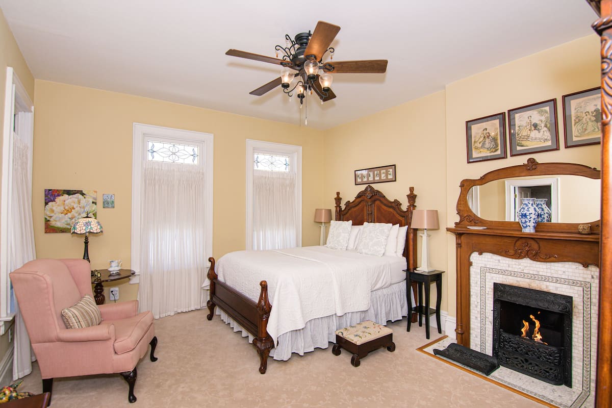 Chambre Signature, 1 grand lit, salle de bains attenante (Queen ) | 1 chambre, literie de qualité supérieure, fer et planche à repasser