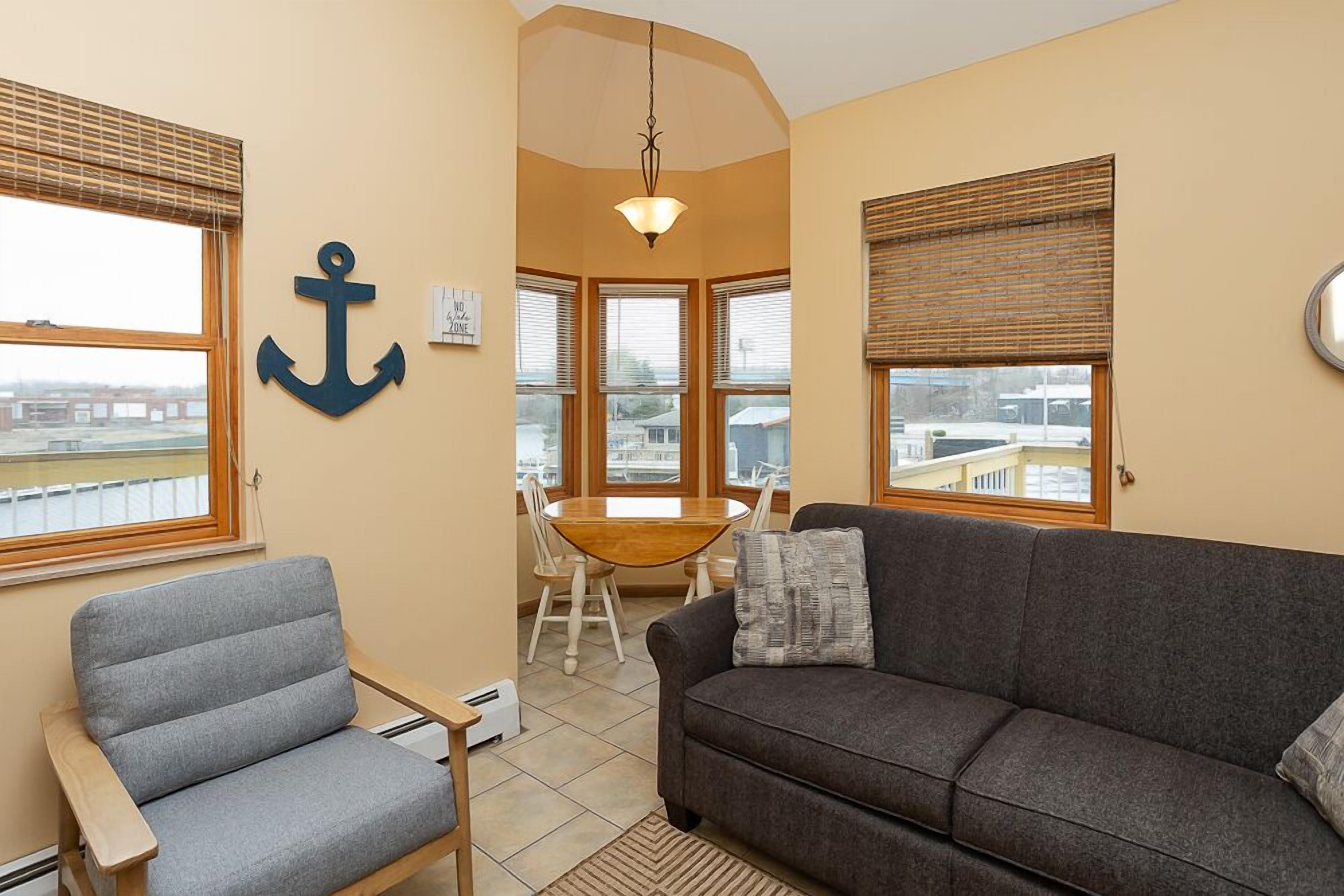 queen/jetted tub suite 8 (full kitchen/private deck) | living area | flat-screen tv