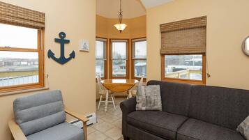 Queen/Jetted Tub Suite 8 (Full Kitchen/Private Deck) | Living area | Flat-screen TV