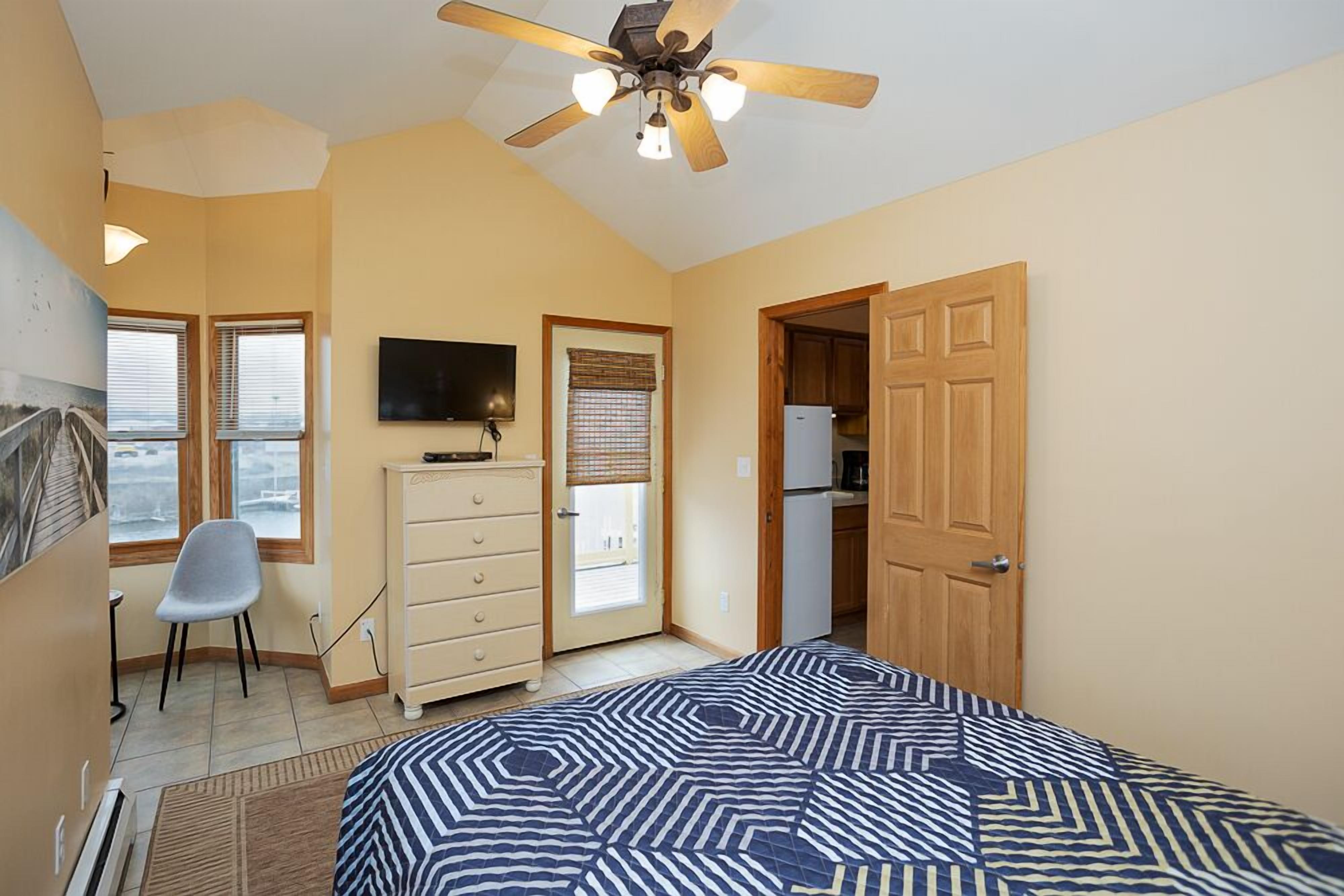 queen/jetted tub suite 8 (full kitchen/private deck) | 2 bedrooms, hypo-allergenic bedding, desk, blackout curtains