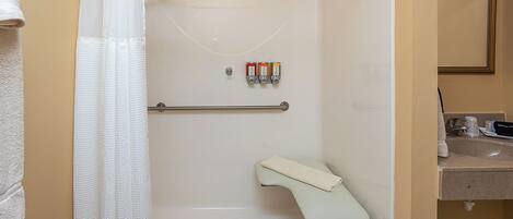 Un baño con ducha, inodoro y lavamanos.