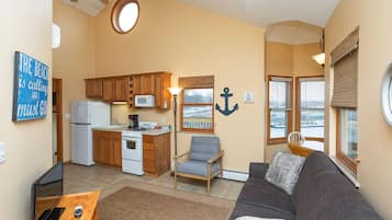 Queen/Jetted Tub Suite 8 (Full Kitchen/Private Deck) | Living area