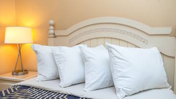 Suite, 2 habitaciones, hidromasaje (#12) | Ropa de cama hipoalergénica, escritorio y cortinas blackout