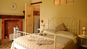Family Room, Multiple Beds, Ensuite, Garden View - Bed & Tours (Castelnuovo Belbo)