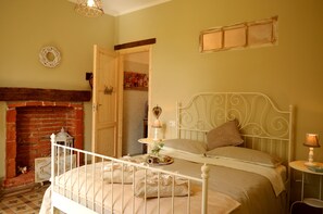 Family Room, Multiple Beds, Ensuite, Garden View | Frette Italian sheets, premium bedding, down comforters, desk - Bed & Tours (Castelnuovo Belbo)