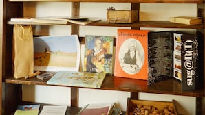 Library - Bed & Tours (Castelnuovo Belbo)