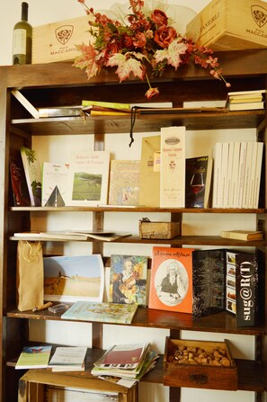 Library - Bed & Tours (Castelnuovo Belbo)