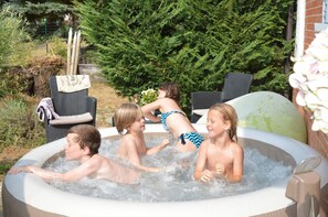 Outdoor spa tub - Bed & Tours (Castelnuovo Belbo)
