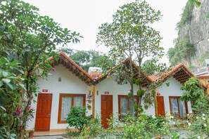 Il s’agit d’un bâtiment traditionnel, doté d’un toit en tuiles, de portes en bois et d’un jardin où poussent différentes espèces de plantes.
