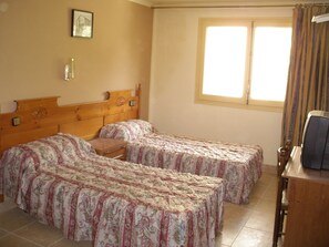 办公桌、免费 WiFi