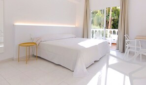 Safe på rommet, skrivebord, blendingsgardiner og lydisolert