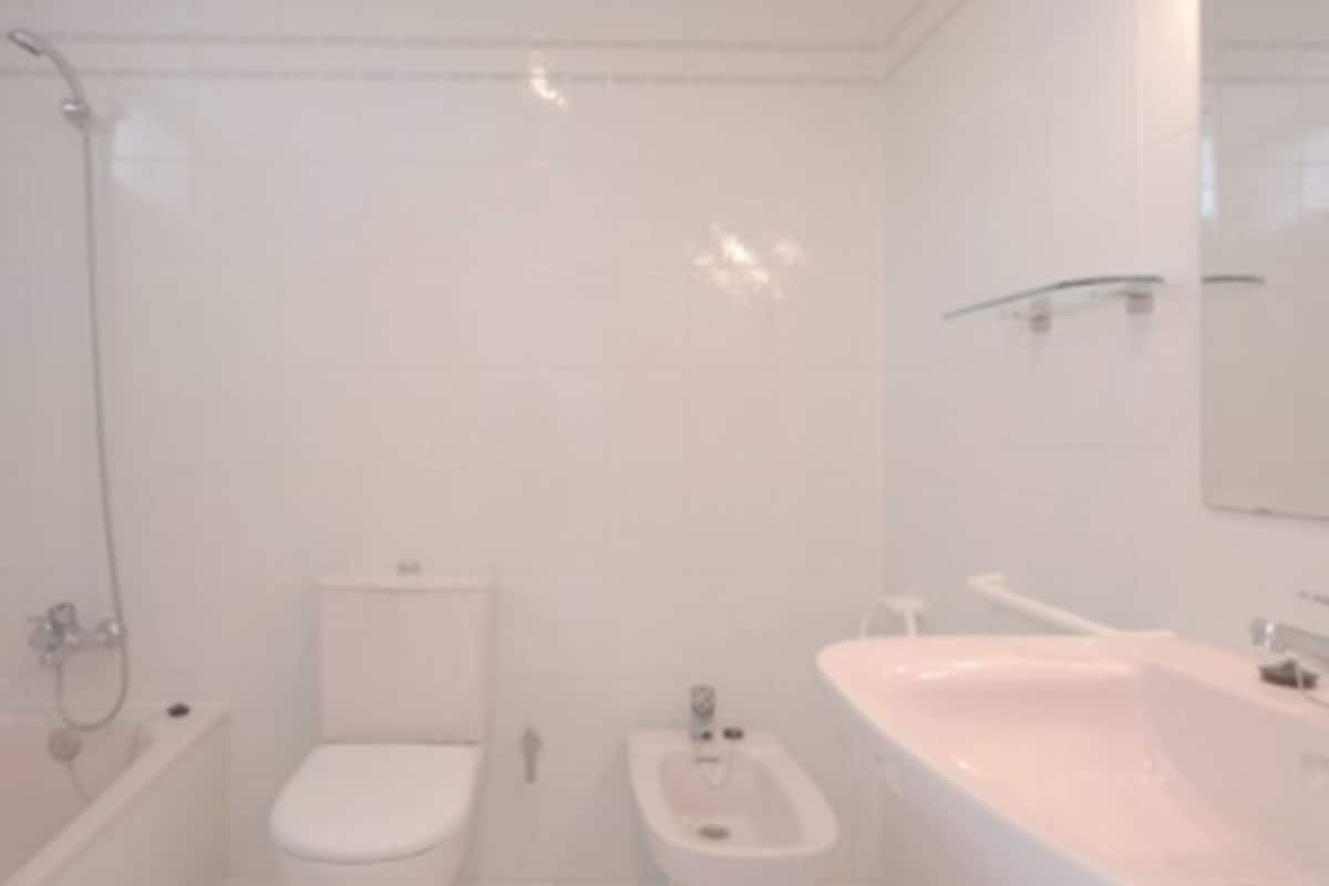 Deep-soaking bathtub, free toiletries, hair dryer, towels