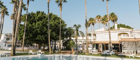 Piscina externa sazonal, guarda-sóis, espreguiçadeiras