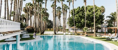 Seasonal outdoor pool, pool umbrellas, sun loungers