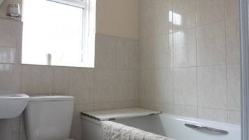 Chalet, 2 Tempat Tidur Double, Bebas Asap Rokok | Kamar mandi | Shower dan handuk