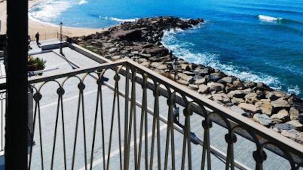 A balcony with a view of a beach and ocean. - Residenza D'Epoca 1861 (Castellabate)