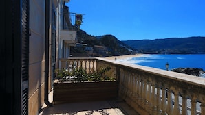 A balcony with a view of a beach and a mountain. - Residenza D'Epoca 1861 (Castellabate)