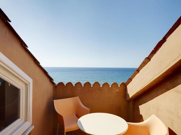 A balcony with a view of the sea, a small table, and two chairs. - Residenza D'Epoca 1861 (Castellabate)
