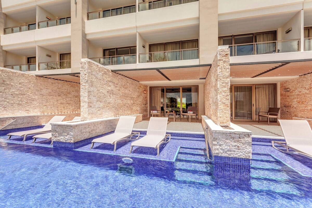 Luxury Junior Suite Swim Out Diamond Club | 高級寢具、迷你吧、房內夾萬、書桌
