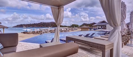 Piscine extérieure, parasols de plage, chaises longues