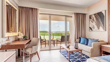 Quarto de hotel moderno com varanda, escrivaninha, sofá e mesa de jantar.