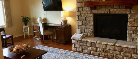 Tv, pejs, dvd-afspiller, bordfodbold