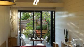 Studio Desain, sauna, pemandangan kolam renang | 1 kamar tidur, seprai premium, minibar, dan meja kerja