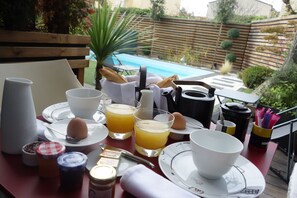 Petit déjeuner servi tous les jours en supplément