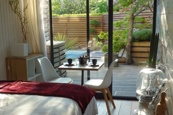 Estudio de diseño, sauna, vistas a la piscina | 1 dormitorio, ropa de cama de alta calidad, minibar y escritorio