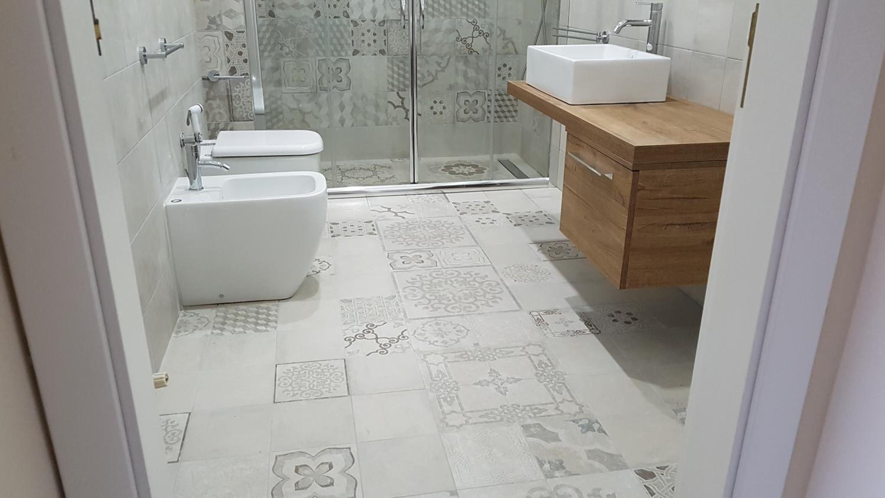 Shower, free toiletries, hair dryer, bidet