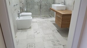 Ducha, artículos de tocador gratuitos, secador de pelo, bidet